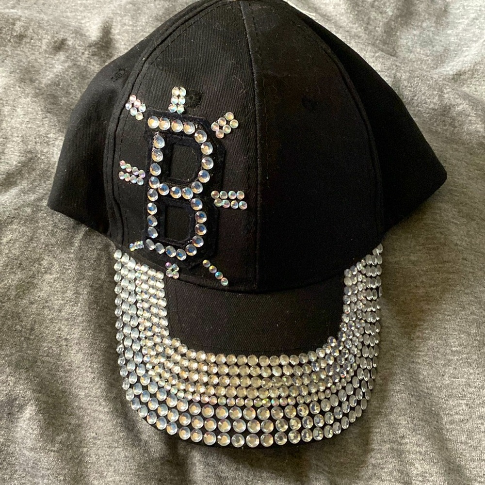 Black with decorative diamond shaped as art on black hat. Letter B also. Adults
